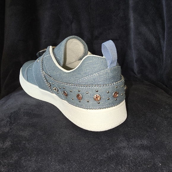 The 'Audra' Women's Sneaker With Decorative Buckle - Denim Sz 9.5-10 - Picture 3 of 5